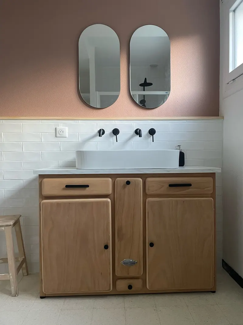Une des deux salles de bain